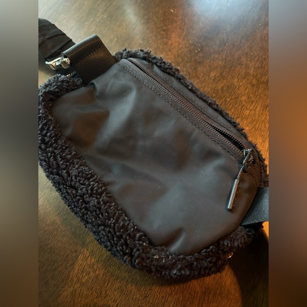 LULULEMON “EVERYWHERE” BELT BAG in fleece/sherpa - Picture 5 of 10